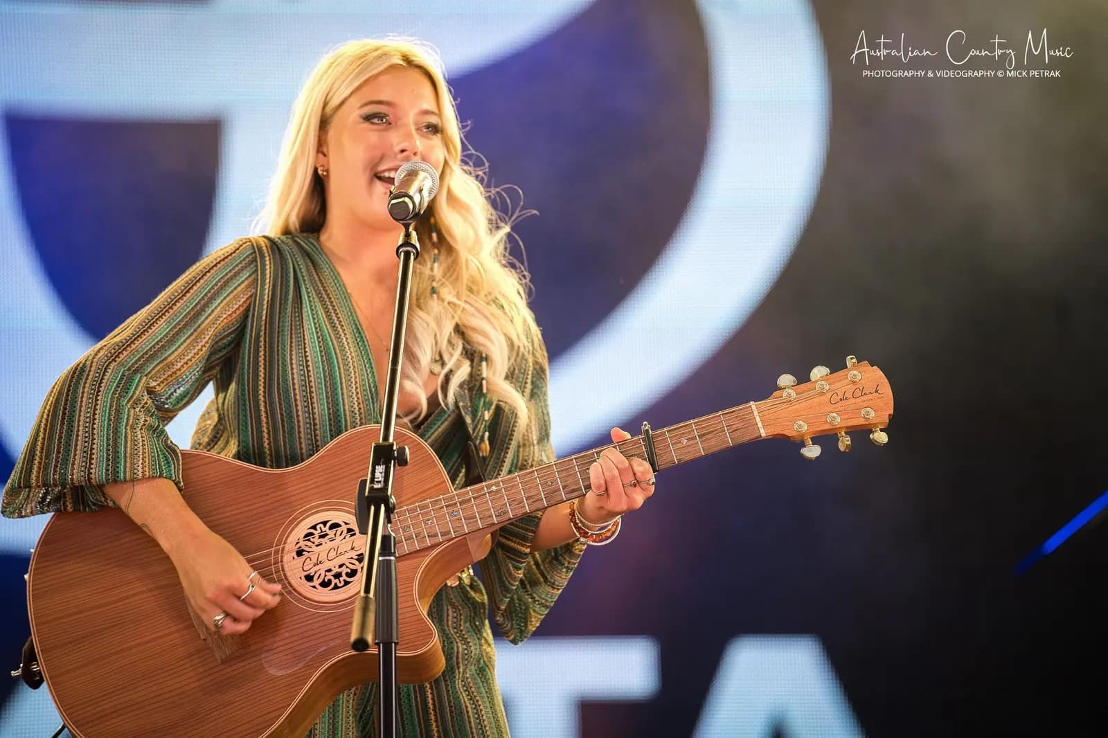 Ist möglicherweise ein Bild von Gitarre und Text