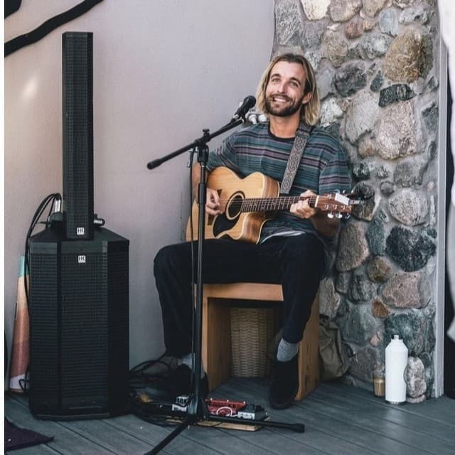 Ist möglicherweise ein Bild von Gitarre