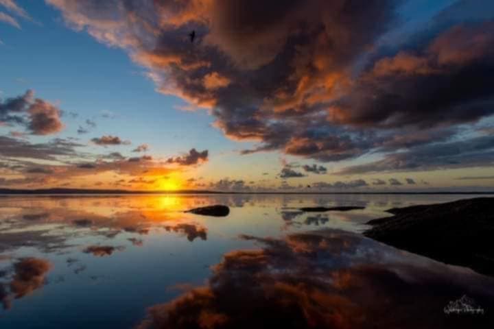 Ist möglicherweise ein Bild von Gewässer, Horizont, Dämmerung und Natur
